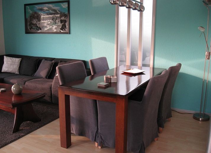 Geniessen Sie die geraeumige Terrasse des Ferienhauses 143 mit Blick auf den Garten in Hoorn an der IJsselmeerkueste.