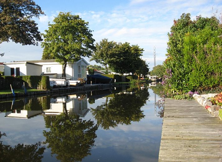 Entspannen Sie sich auf der sonnigen Terrasse des Ferienhauses 143 in Hoorn direkt am Wasser.