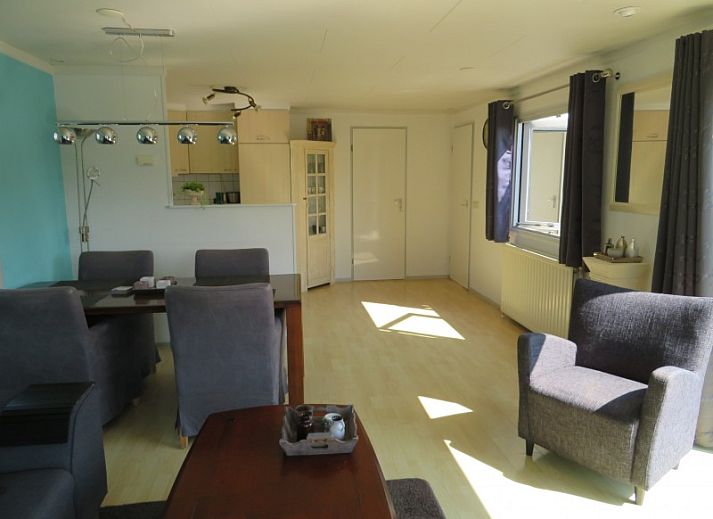 Gemuetliches Sitzen vor dem Kamin von Haus 143 in Hoorn, Nordholland.