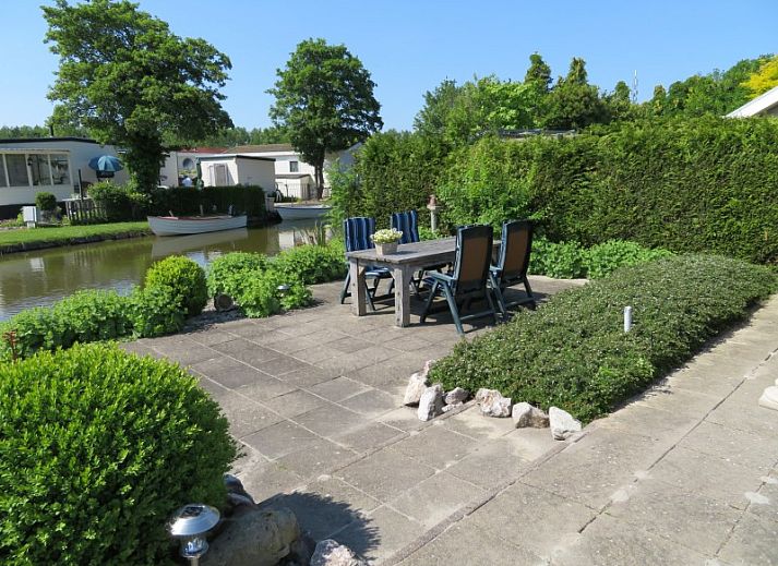 Gemuetliches Sitzen vor dem Kamin von Haus 143 in Hoorn, Nordholland.