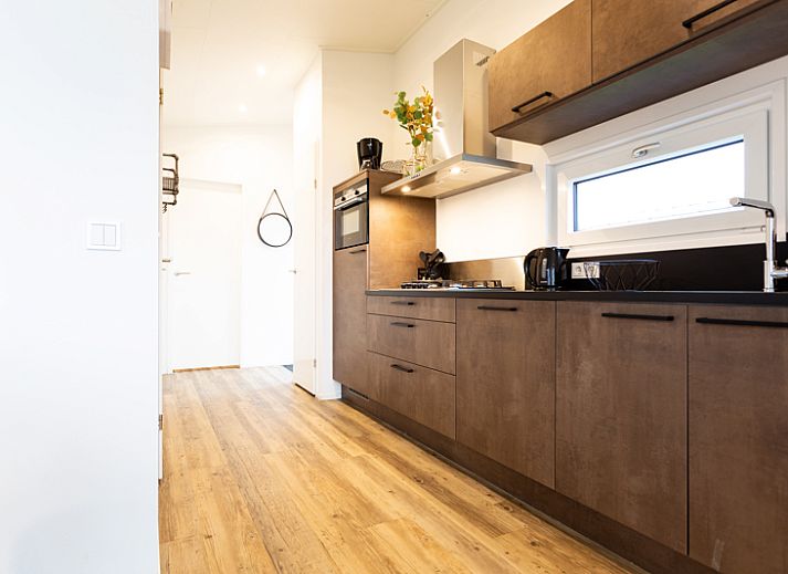 Grundriss der Naturlodge fuer 4 Personen in Berkhout, Nordholland. Komfortable Aufteilung mit Kueche, Wohnzimmer und Schlafzimmern in einem Ferienhaus.