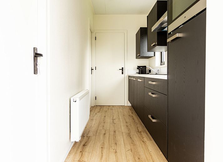 Gemuetliches Schlafzimmer im Modul Special 6 Personen Wellness in Berkhout, Nordholland, mit bequemem Doppelbett und moderner Einrichtung.