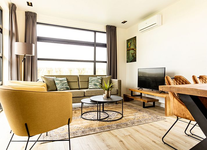 Gemuetliches Schlafzimmer im Modul Special 6 Personen Wellness in Berkhout, Nordholland, mit bequemem Doppelbett und moderner Einrichtung.