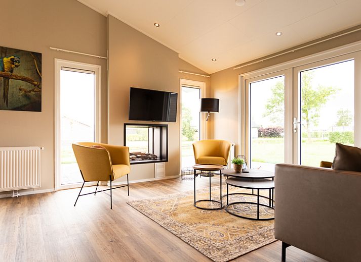 Gemuetliches Schlafzimmer im Ferienhaus Leijhoeve fuer 6 Personen in Berkhout, Nordholland, mit bequemen Betten und stimmungsvoller Beleuchtung.