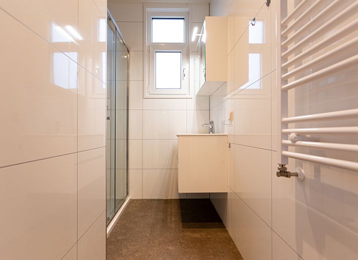 Modul Special 4-Personen-Ferienhaus in Berkhout, Nordholland, mit Terrasse am Wasser fuer einen entspannten Aufenthalt.