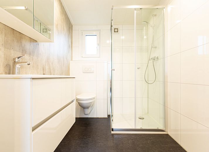 Naturlodge fuer 4 Personen Wellness in Berkhout, Nordholland, mit moderner Veranda und entspannendem Spa in natuerlicher Umgebung.