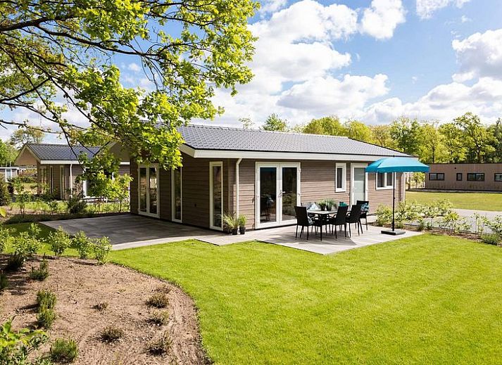 Leijhoeve 6 personen vakantiehuis met terras in Berkhout, Noord-Holland, omringd door groene natuur.