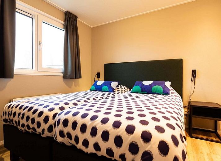 Leijhoeve 6 personen vakantiehuis met terras in Berkhout, Noord-Holland, omringd door groene natuur.