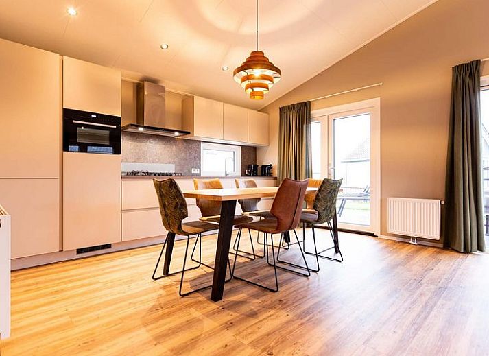 Moderne Leijhoeve 6 personen accommodatie in Berkhout, Noord-Holland met zonnige tuin en terras.