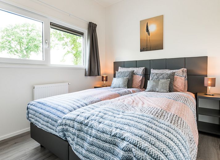 Modul 5 Personen Ferienhaus in Berkhout, Nordholland, umgeben von ueppiger Natur und einer malerischen Teichlandschaft.