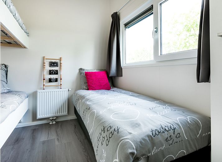 Modul 5 Personen Ferienhaus in Berkhout, Nordholland, umgeben von ueppiger Natur und einer malerischen Teichlandschaft.