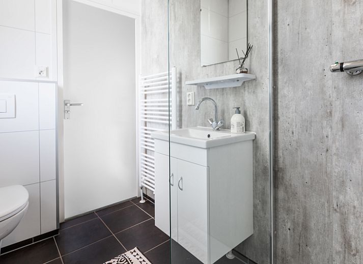 Modul 5 Personen Ferienhaus in Berkhout, Nordholland, umgeben von ueppiger Natur und einer malerischen Teichlandschaft.