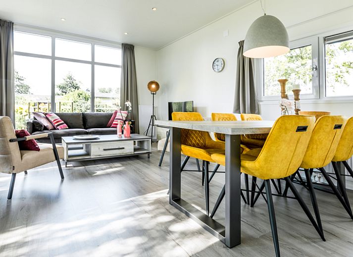 Gemuetliches Schlafzimmer im Modul 5-Personen-Ferienhaus, Berkhout, Nordholland, mit bequemen Betten und beruhigendem Blick auf die Natur.