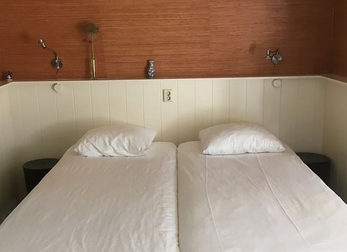 Ein Huhn auf einem Tisch im Ferienhaus in Aartswoud, Nordholland, geniesst den laendlichen Charme.