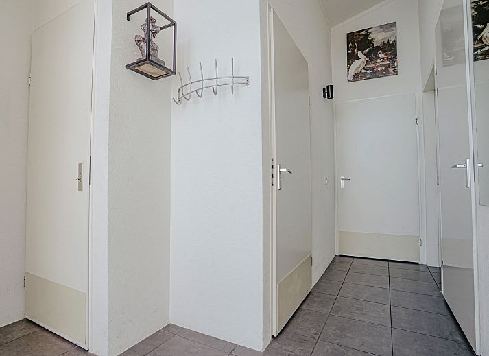 Modernes Wohnzimmer im Ferienhaus Kraaijennest Uitgeest mit gemuetlicher Sitzecke und Hafenblick.