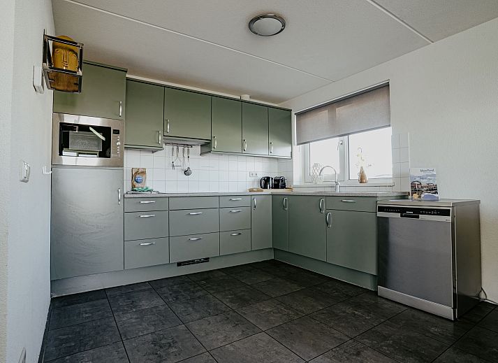 Modernes Wohnzimmer im Ferienhaus Kraaijennest Uitgeest mit gemuetlicher Sitzecke und Hafenblick.