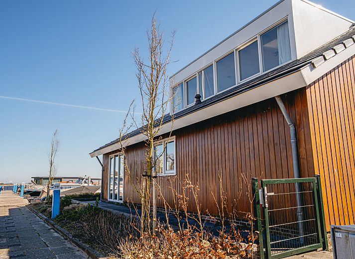 Luftaufnahme des Jachthafens am Ferienhaus Kraaijennest in Uitgeest Noord-Holland.