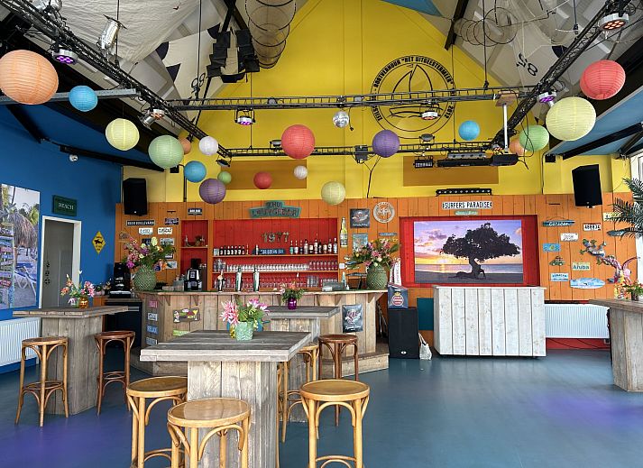 Geraeumige Kueche im Ferienhaus Kraaijennest Uitgeest mit modernen Geraeten und viel Licht.