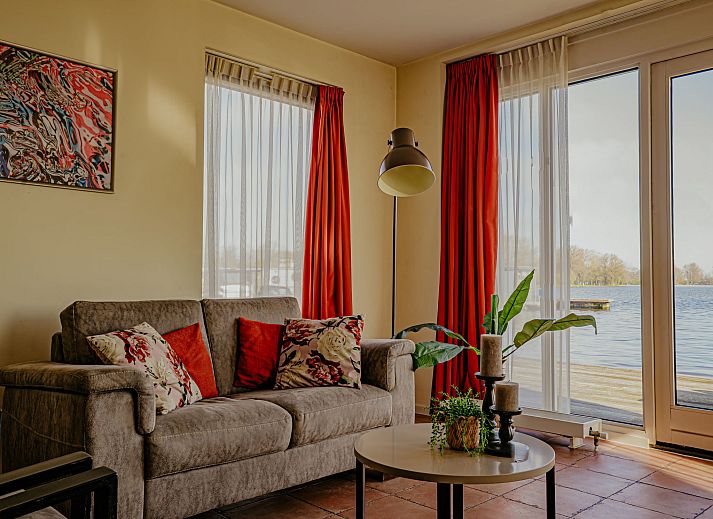 Terras van Appartement Westergeest 2 in Uitgeest, Noord-Holland, met uitzicht op het water.