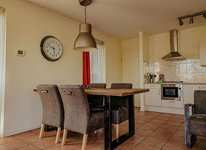 Terras van Appartement Westergeest 2 in Uitgeest, Noord-Holland, met uitzicht op het water.