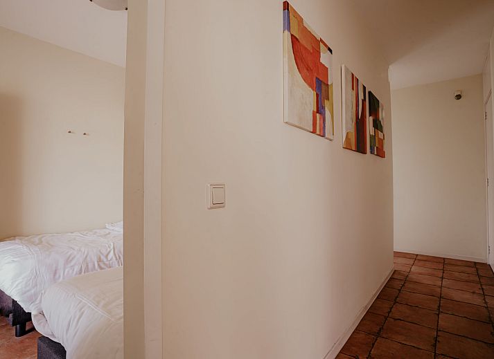 Eetkamer en keuken in Appartement Westergeest 2, Uitgeest, Noord-Holland, met moderne faciliteiten en stijlvolle inrichting.