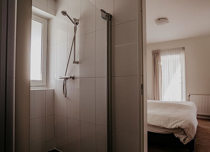 Slaapkamer in Appartement Westergeest 2, Uitgeest, Noord-Holland, met twee comfortabele bedden en aangename sfeer.