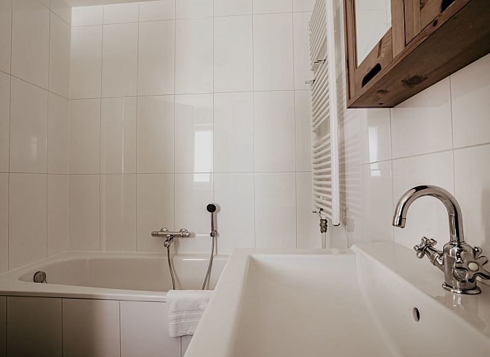 Slaapkamer in Appartement Westergeest 2, Uitgeest, Noord-Holland, met twee comfortabele bedden en aangename sfeer.