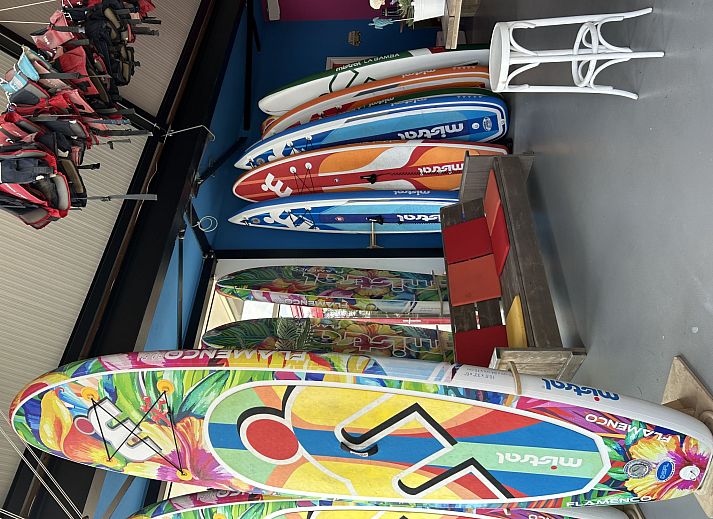 Slaapkamer in Appartement Westergeest 2, Uitgeest, Noord-Holland, met twee comfortabele bedden en aangename sfeer.