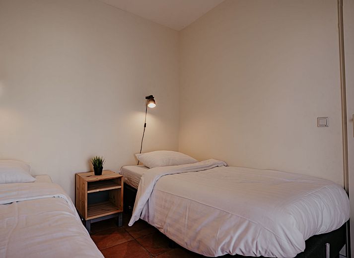 Luchtfoto van de omgeving van Appartement Westergeest 2 in Uitgeest, Noord-Holland, met jachthaven en groene velden.