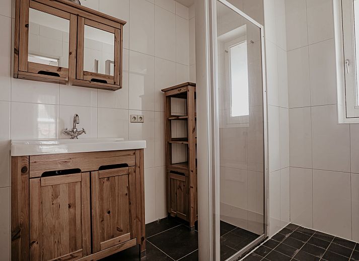 Luchtfoto van de omgeving van Appartement Westergeest 2 in Uitgeest, Noord-Holland, met jachthaven en groene velden.