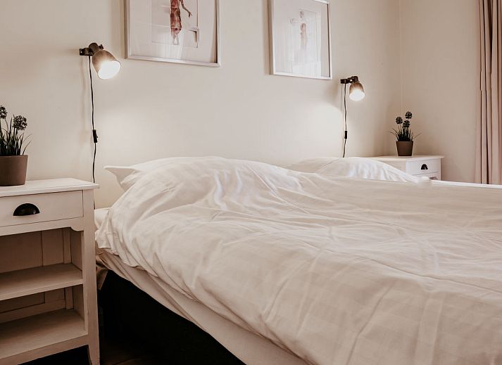 Luchtfoto van de omgeving van Appartement Westergeest 2 in Uitgeest, Noord-Holland, met jachthaven en groene velden.