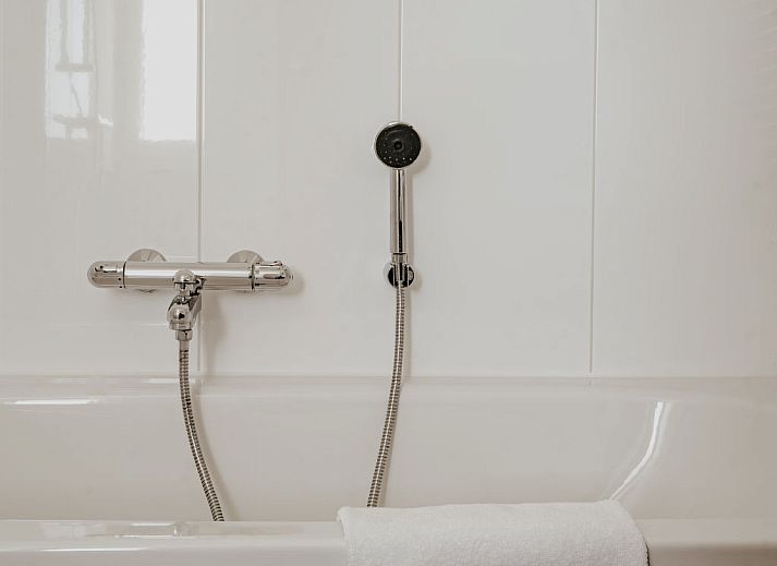 Luchtfoto van de omgeving van Appartement Westergeest 2 in Uitgeest, Noord-Holland, met jachthaven en groene velden.