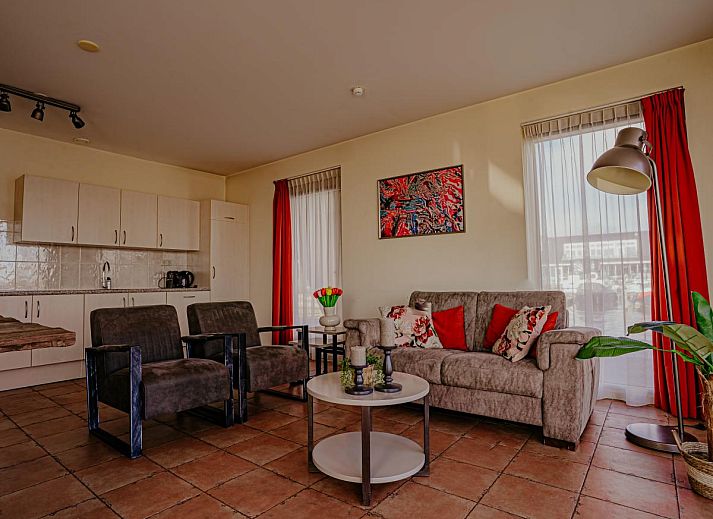 Ferienhaus auf Wasserbasis in Uitgeest, Nordholland, mit moderner Fassade und gruener Umgebung.