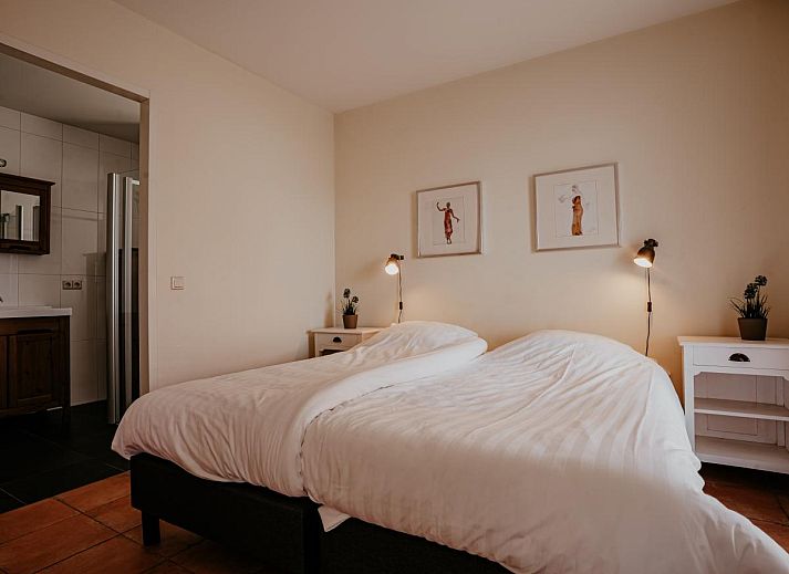 Gemuetliches Wohnzimmer des Waterbase-Ferienhauses in Uitgeest mit Blick auf den See.