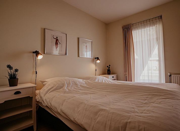 Helles Interieur des Ferienhauses Waterbase in Nordholland mit gemuetlicher Sitzecke.