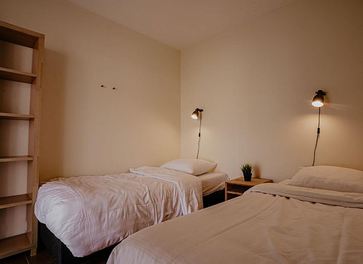 Helles Interieur des Ferienhauses Waterbase in Nordholland mit gemuetlicher Sitzecke.