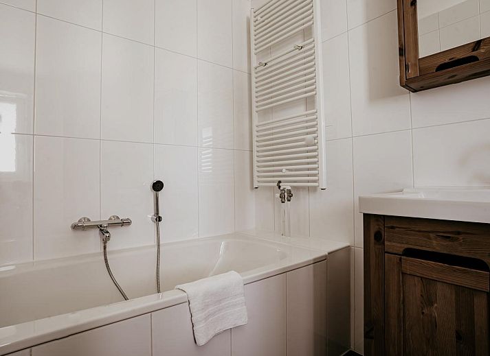 Helles Interieur des Ferienhauses Waterbase in Nordholland mit gemuetlicher Sitzecke.