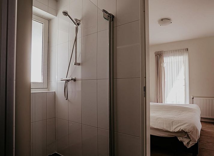 Esszimmer und Sitzecke im Ferienhaus Waterbase, Uitgeest, Nordholland fuer einen entspannten Aufenthalt.