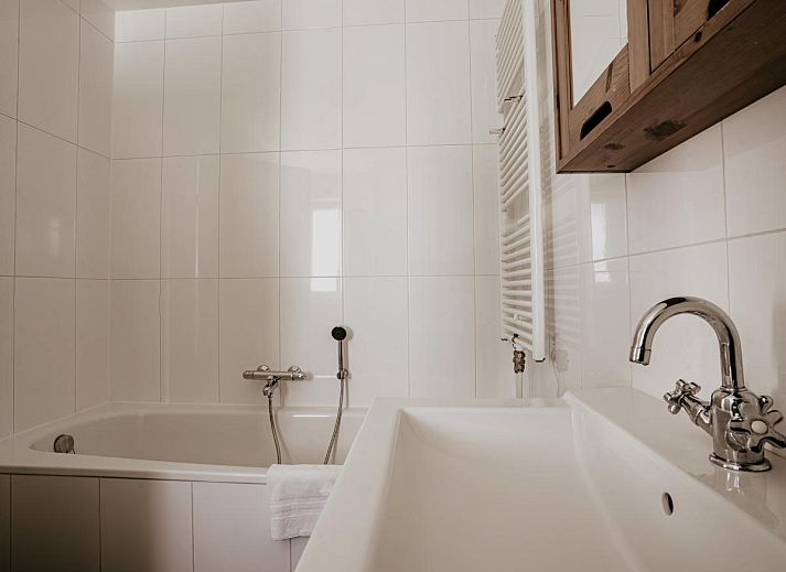 Esszimmer und Sitzecke im Ferienhaus Waterbase, Uitgeest, Nordholland fuer einen entspannten Aufenthalt.