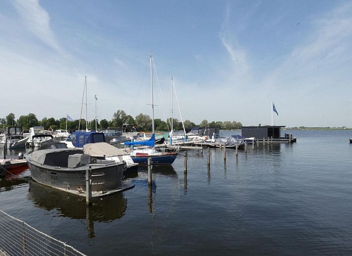 Voll ausgestattete Kueche im Waterbase-Ferienhaus, Uitgeest, ideal fuer Selbstversorger.