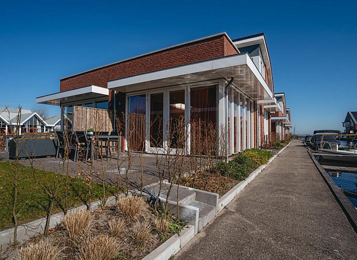 Lakehouse I in Uitgeest, Nordholland: modernes Ferienhaus am Wasser mit Terrasse und herrlicher Aussicht, ideal fuer einen entspannten Aufenthalt.