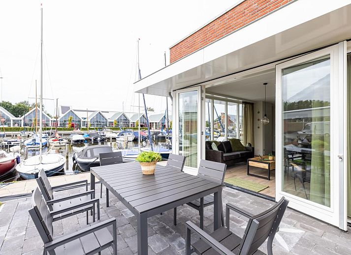 Lakehouse I in Uitgeest, Nordholland: modernes Ferienhaus am Wasser mit Terrasse und herrlicher Aussicht, ideal fuer einen entspannten Aufenthalt.