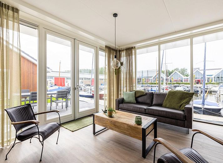 Lakehouse I in Uitgeest, Nordholland: modernes Ferienhaus am Wasser mit Terrasse und herrlicher Aussicht, ideal fuer einen entspannten Aufenthalt.