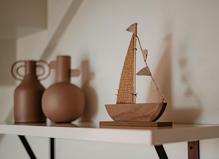 Lakehouse I in Uitgeest, Nordholland: modernes Ferienhaus am Wasser mit Terrasse und herrlicher Aussicht, ideal fuer einen entspannten Aufenthalt.