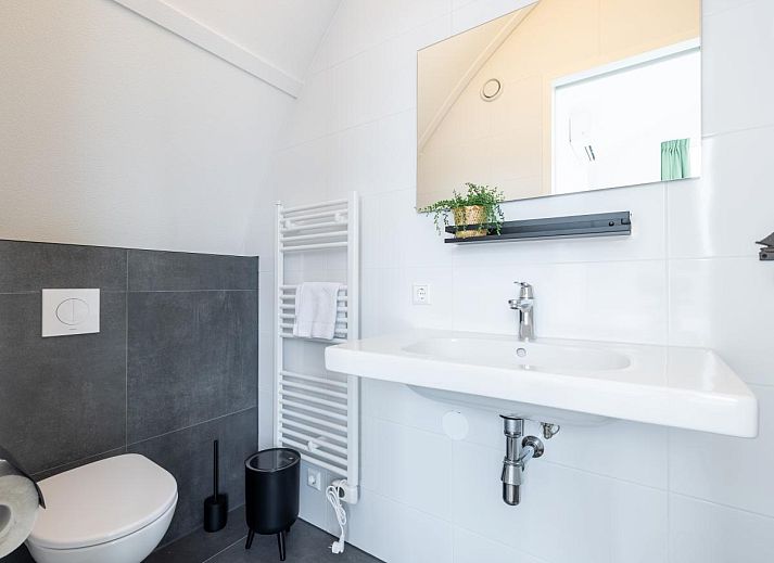 Gemuetliches Wohnzimmer im Lakehouse I, einem Ferienhaus in Uitgeest, Nordholland, mit herrlichem Blick auf den Yachthafen.