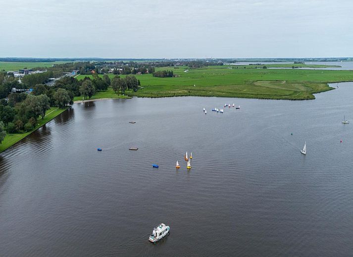 Stilvolle Dekoration im Ferienhaus Lakehouse I in Uitgeest, Nordholland, mit nautischem Thema und modernen Details.