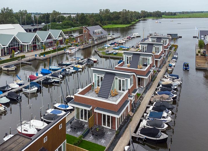 Stilvolle Dekoration im Ferienhaus Lakehouse I in Uitgeest, Nordholland, mit nautischem Thema und modernen Details.