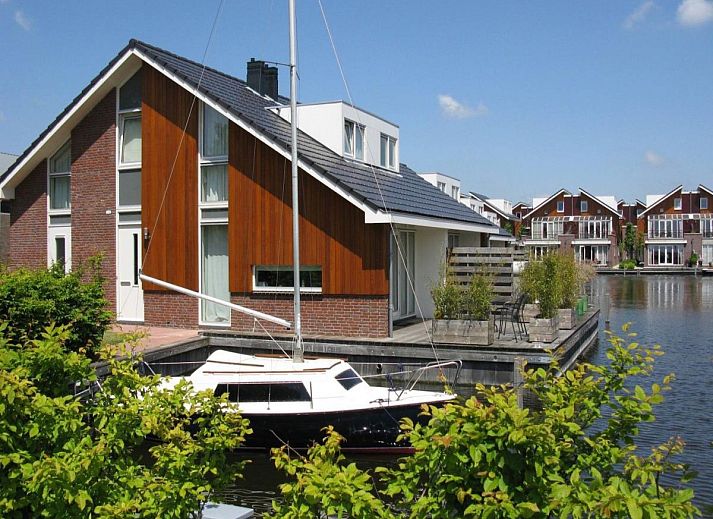 Ferienhaus Busch en Dam in Uitgeest, Nordholland, mit Terrasse am Wasser und Blick auf den Yachthafen.