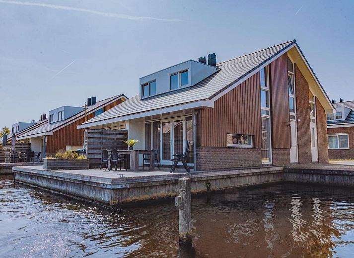 Ferienhaus Busch en Dam in Uitgeest, Nordholland, mit Terrasse am Wasser und Blick auf den Yachthafen.