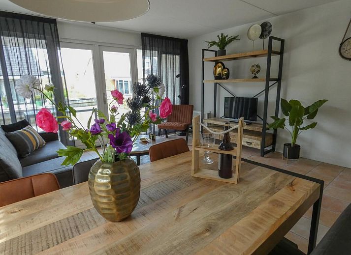 Ferienhaus Busch en Dam in Uitgeest, Nordholland, mit Terrasse am Wasser und Blick auf den Yachthafen.